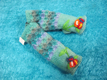 Load image into Gallery viewer, Wool Flower Handwarmers